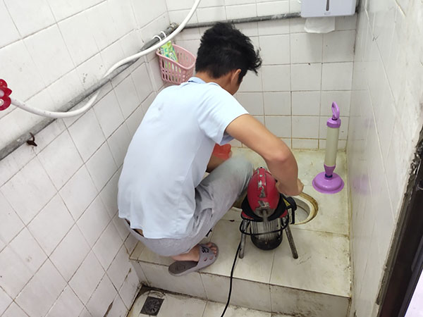 屯昌管道堵塞冒臭气 专业师傅现场解决问题